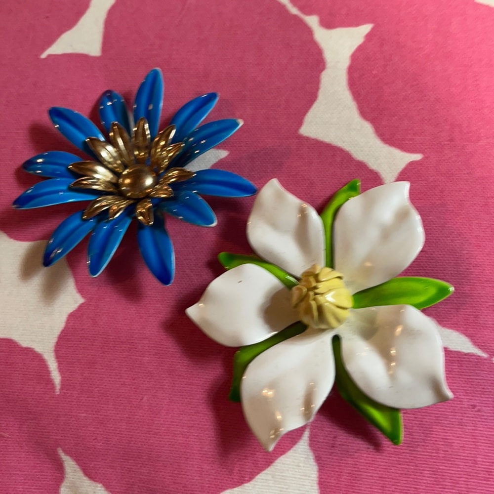 Lot of 2 vintage Sarah Coventry pins.